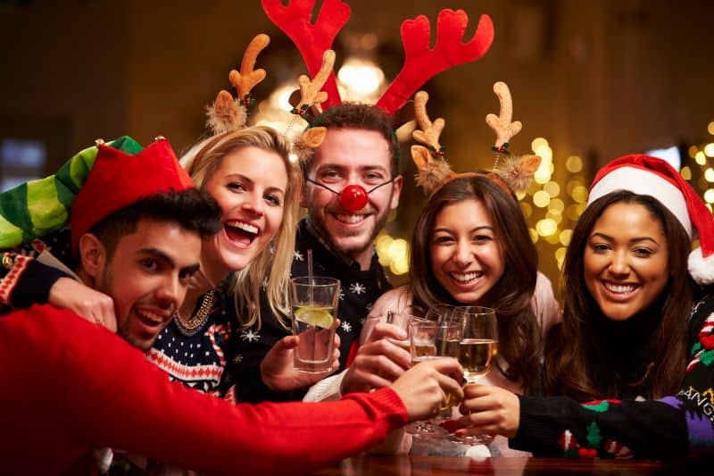 Titel: Glühwein, Lebkuchen und mehr: So plant man eine perfekte Weihnachtsfeier in Deutschland